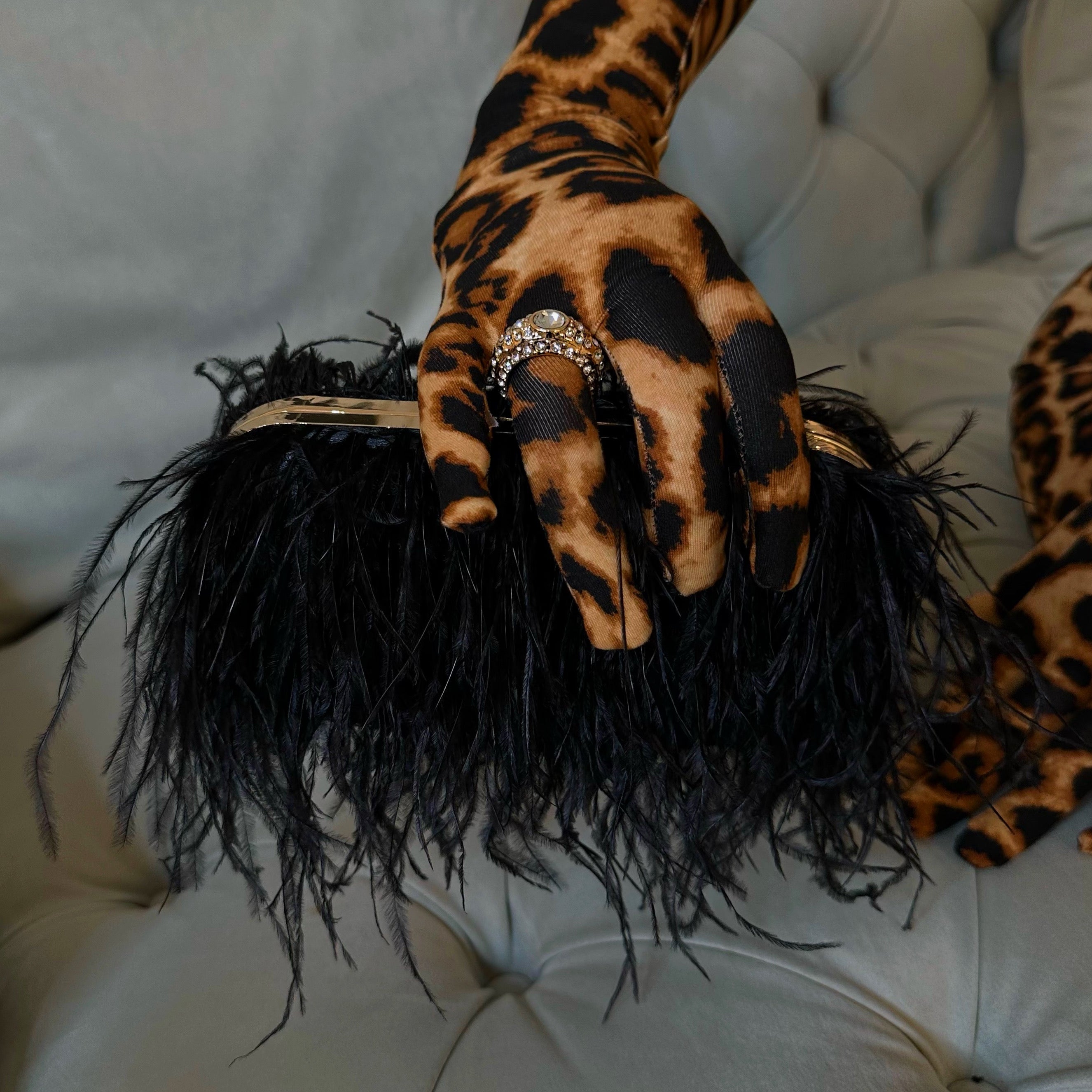 Ring feather clutch